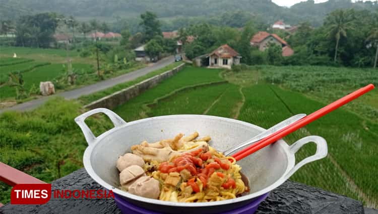 Nikmatnya Sensasi Kehangatan Mie Ayam Wajan di Majalengka