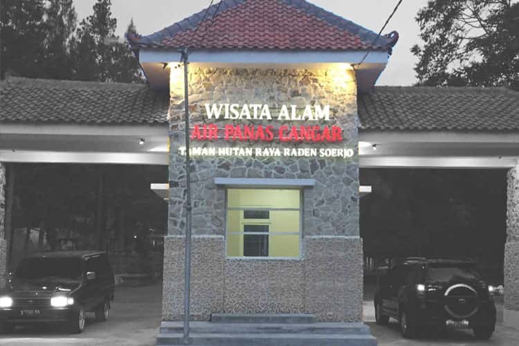Menikmati Hangatnya Alam di Pemandian Air Panas Cangar Batu