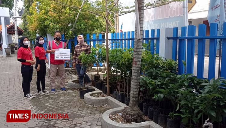 Alfamart Kembali Hijaukan Kota Angin Nganjuk