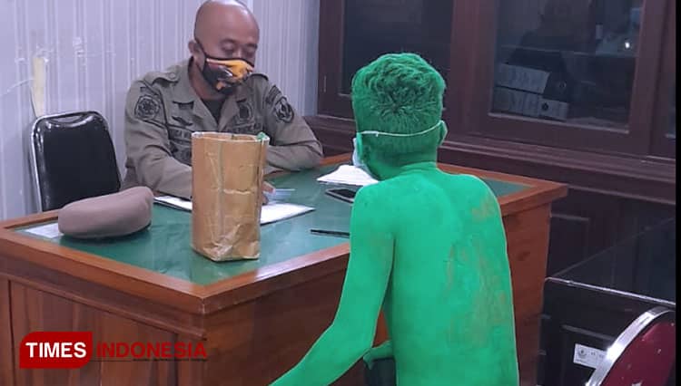 Bukan Manusia Silver, di Bondowoso Ada 'Buto Ijo' Minta-Minta di Lampu Merah