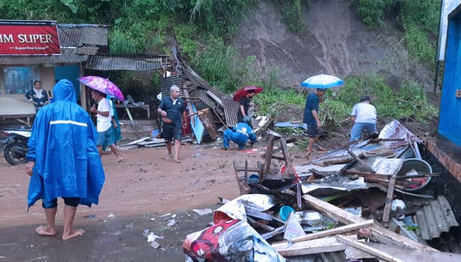 Diguyur Hujan Empat Jam, Dua Warung di Tiris Probolinggo Tertimpa Longsor