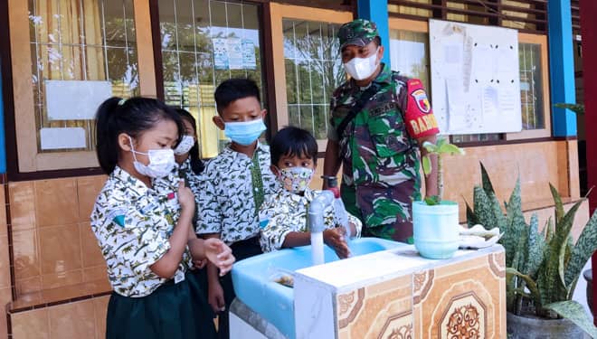 Cegah Penyebaran Covid-19, Babinsa Koramil Talun Kodim 0808/Blitar Terus Pantau PTM