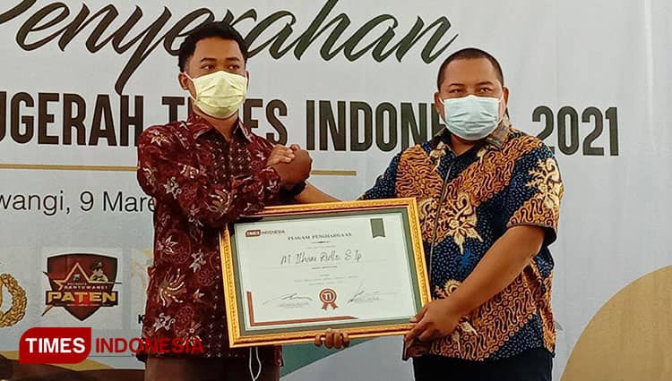 Samir Bwi24Jam Raih Penghargaan Pegiat Media Sosial News & Edukasi Konten Banyuwangi 2021