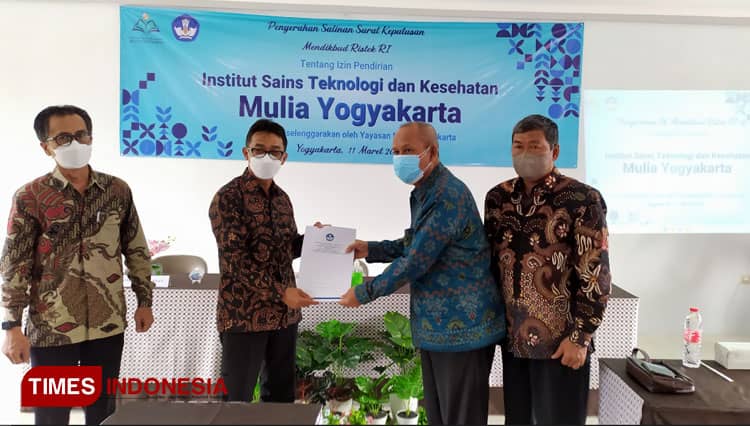 LLDIKTI Wilayah V Serahkan SK Pendirian Institut Sains Teknologi dan Kesehatan Mulia Yogyakarta