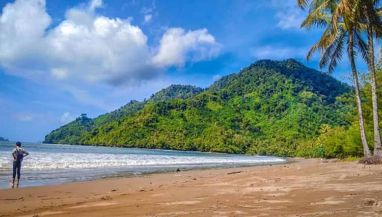 Menikmati Keindahan Pantai Cengkrong Trenggalek