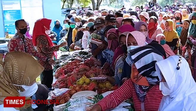Warga Berburu Minyak Goreng di Operasi Pangan Murah DKPKP Pangandaran