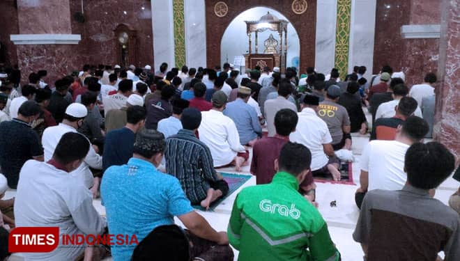 Begini Suasana Hari Pertama Salat Tarawih di Masjid Agung Al-Imam Majalengka