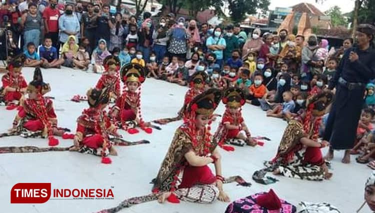 Sambil Ngabuburit, Masyarakat Disuguhi Tari Topeng Cirebonan