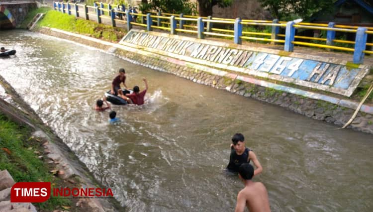 Kolam Renang Penuh, Bendungan di Majalengka Ini Jadi Wisata Asyik Libur Lebaran