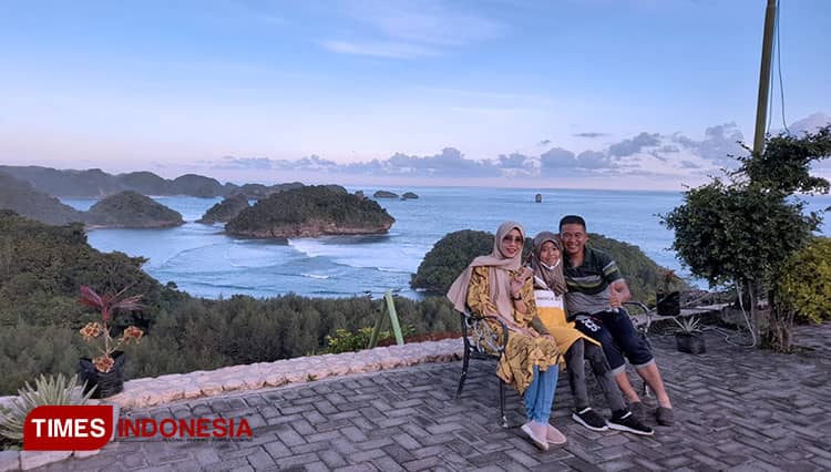 Menikmati Keindahan Pantai Teluk Asmara dari Villa Asmara Hills