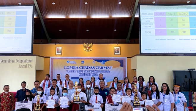 Martin Manurung Hadiahi Pemenang LCC Pelajar se-Kabupaten Toba
