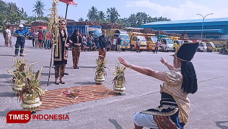 Prosesi Manten Tebu Tanda Dimulainya Musim Giling PT RMI Blitar