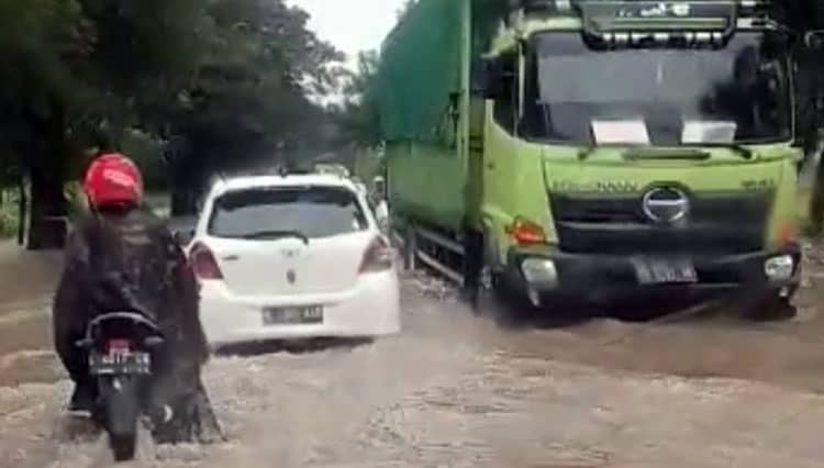 Hujan Deras, Jalur Pantura Probolinggo dan Rumah Warga Tergenang