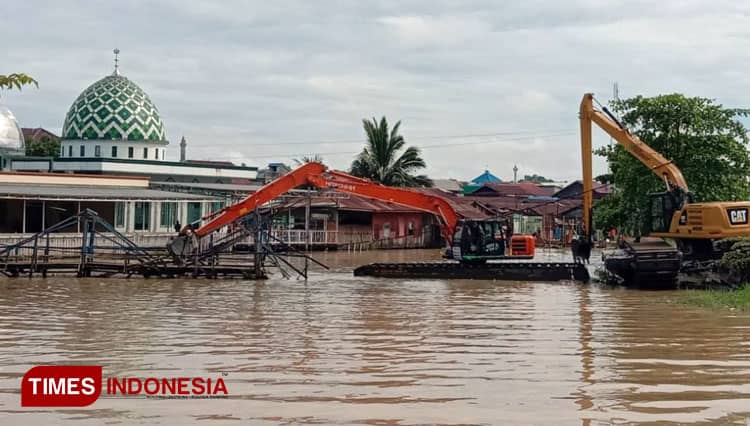 Tanggulangi Banjir, Pemkot Samarinda Robohkan Jembatan Gang Nibung