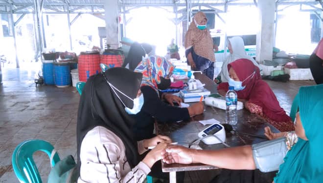 Pemkab Kendal Beri Pengobatan Gratis ke Warga Terdampak Banjir Rob