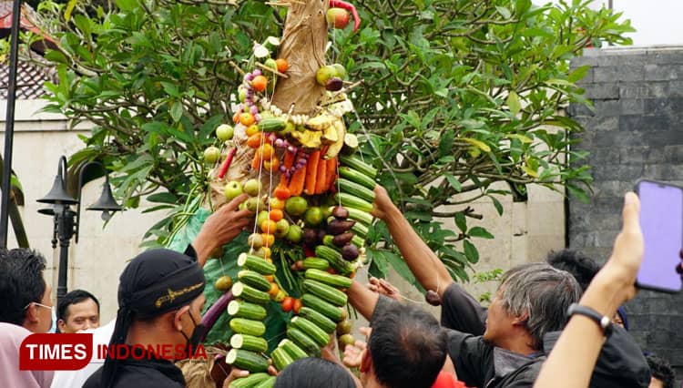 Warga Blitar Antusias Ikuti Kirab Gunung Limo dalam Grebeg Pancasila