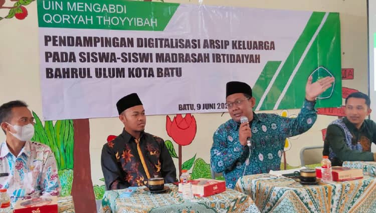 Tim Dosen UIN Maliki Malang Latih Siswa Pentingnya Digitalisasi Arsip Keluarga