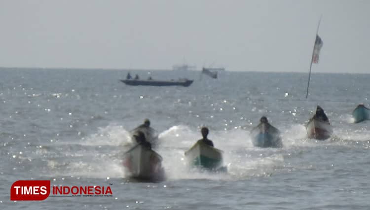 Balap Perahu Fiber, Tradisi Unik Nelayan di Probolinggo