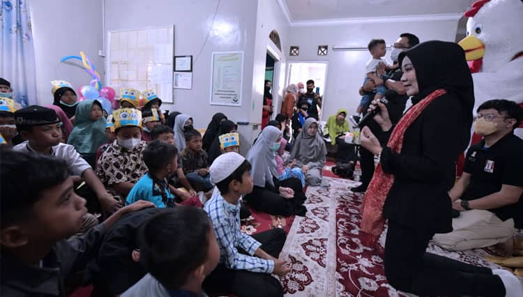 Ridwan Kamil dan Keluarga Berbagi dengan Anak Yatim Piatu 