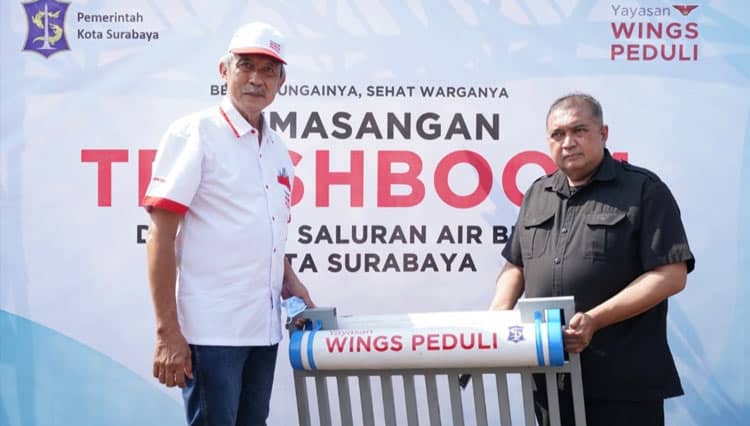 Wings Peduli Berikan 5 Trash Boom Agar Sungai Surabaya Makin Bersih