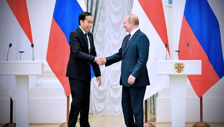 Perbedaan Gaya Jokowi Saat Bertemu dengan Presiden Ukraina dan Rusia