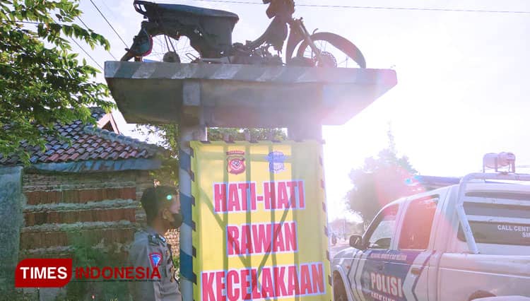 Polres Majalengka Dirikan Tugu Peringatan Pakai Motor Asli di Jalur Rawan Kecelakaan