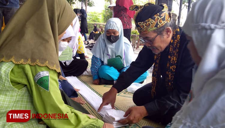 Siswa Baru Madrasah di Gresik Diajak Membuat Batik