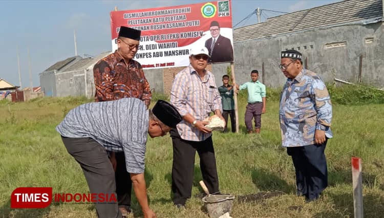Anggota DPR RI Dedi Wahidi Serahkan Bantuan Asrama Santri untuk Ponpes Abu Manshur Plered Cirebon