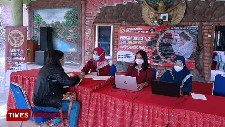 Warga Ikuti Vaksinasi Oleh BINDA Jatim bersama Dinkes Kabupaten Blitar 