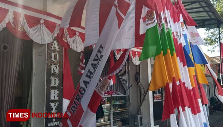 Jelang 17 Agustus, Penjual Bendera Merah Putih di Ponorogo Panen Rezeki