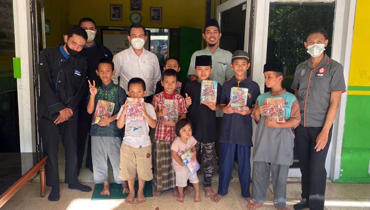 Peringati HUT Ke-10, Hotel 88 Embong Kenongo Surabaya Berbagi dengan Warga