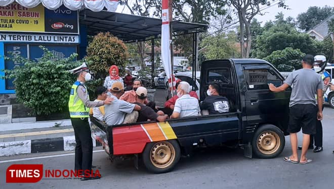 Kedapatan Bawa Orang, Sejumlah Mobil Angkutan Barang di Majalengka Ditindak