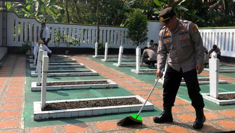 Sambut Kemerdekaan, Jajaran Polres Tasikmalaya Bersihkan TMP KH Zainal Mustafa