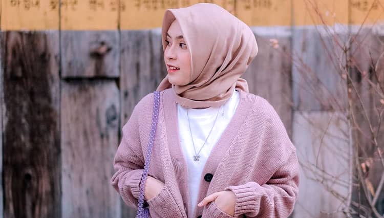 Inspirasi Outfit untuk Cewek Berhijab ala Youtuber Cantik Bianca Kartika
