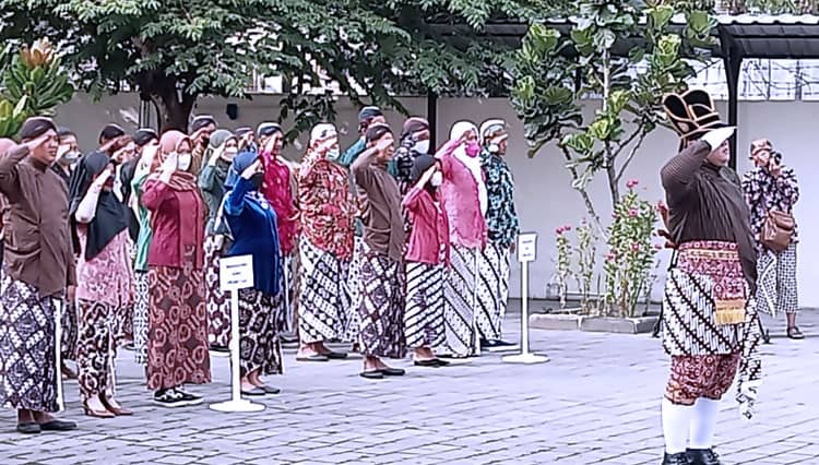 Peserta Upacara Kemerdekaan RI di Kampus AKN Kenakan Pakaian Adat Jawa