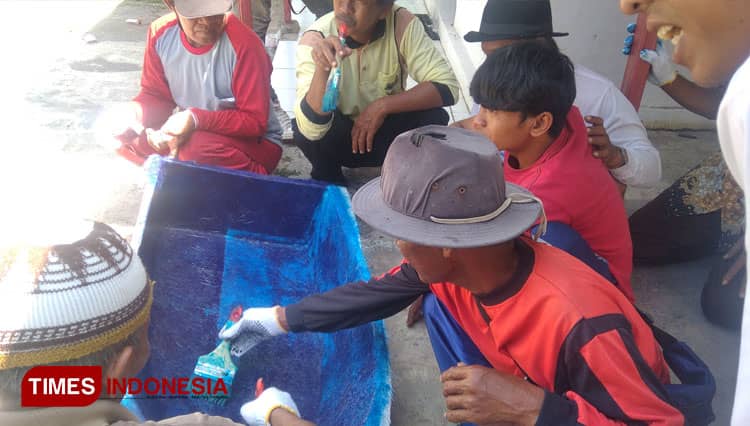 Nelayan Indramayu Terima Pelatihan Pembuatan Perahu Fiberglass