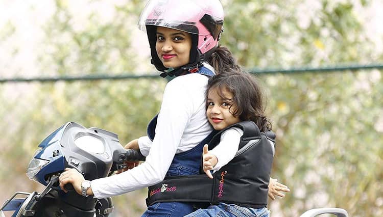 Sering Bawa Bayi Bepergian Naik Motor? Waspadai Risiko Ini