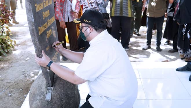 Bupati Kediri Beri Pesan Lewat Batu Prasasti di Sendang Tempuran