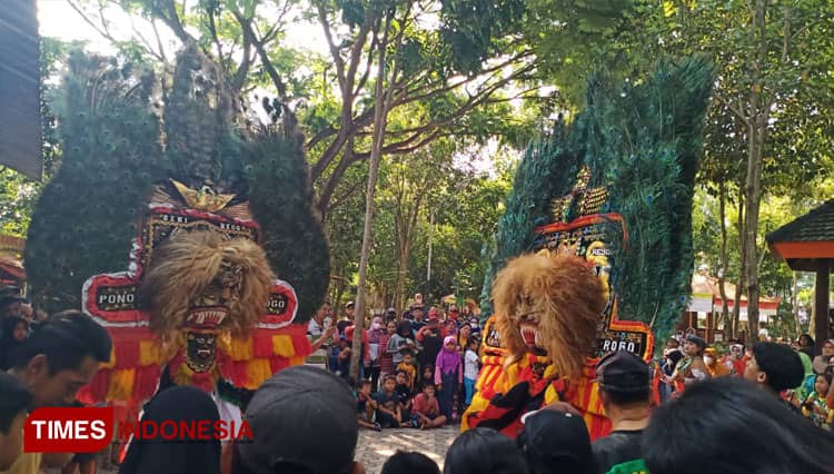 Meriahnya The Park Carnival di RTH Ngegong Madiun, Ada Reyog dan Parade Kostum