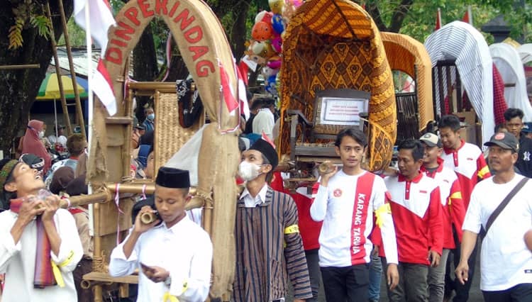 Kirab Tandu Divisi Soedirman di Purbalingga Pecahkan Rekor MURI