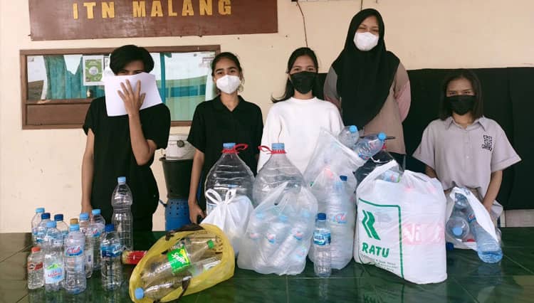 Kreatif! Mahasiswa ITN Malang Bikin Meja Lipat dari Tutup Botol Bekas