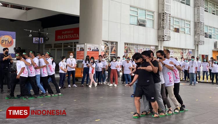 Rekatkan Staf dan Dosen, Universitas Ciputra Surabaya Gelar Lomba Tradisional