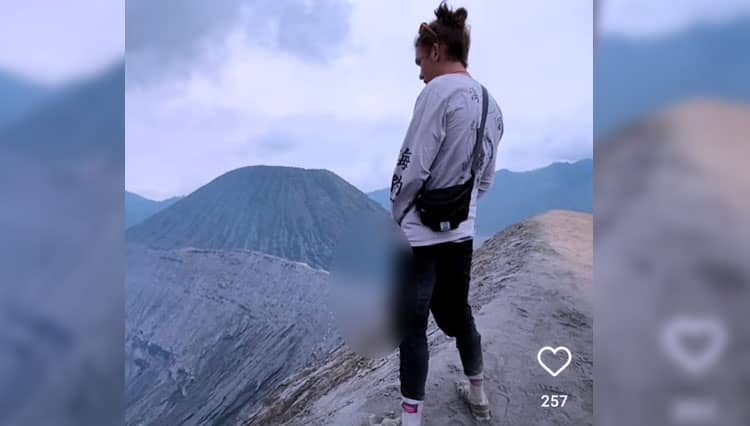 Heboh! Aksi Bule Kencingi Kawah Gunung Bromo Dikecam Warganet