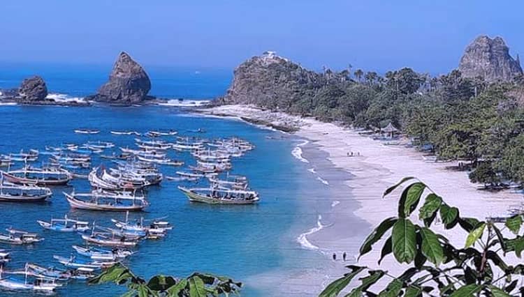 Nikmati Keindahan Bentangan Pasir Putih Pantai Papuma Jember