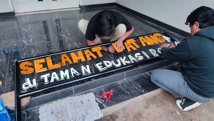 Mengembangkan Wisata Rolak, KKN Tematik Unisma Malang Bangun Gapura Selamat Datang