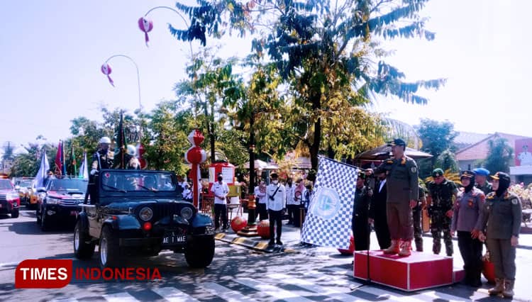 Diarak Keliling Kota Madiun, Ratusan Pelajar Sambut Kirab Pataka Pemprov Jatim