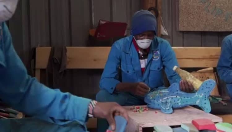 Kenya Berhasil Mengubah Sandal Jepit Bekas Menjadi Karya Seni