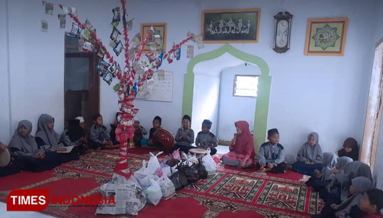 Pohon Pisang Berdaun Uang, Tradisi Warga Probolinggo Rayakan Maulid Nabi
