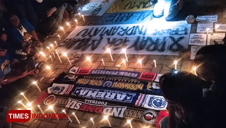 Tragedi Stadion Kanjuruhan, Suporter Indramayu Lakukan Doa dan Tabur Bunga Bersama