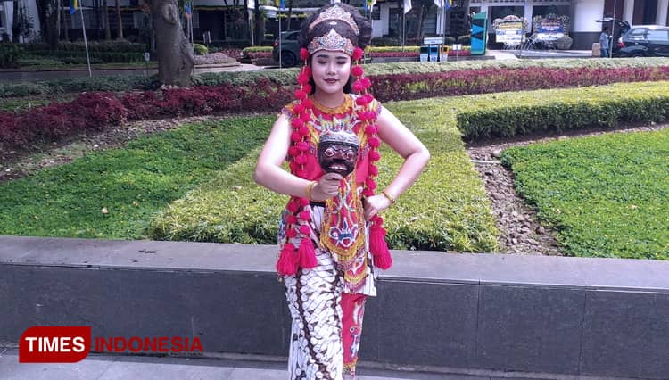 Puan Dara Insanulkamil, Penari Topeng Benjang dengan Segudang Prestasi